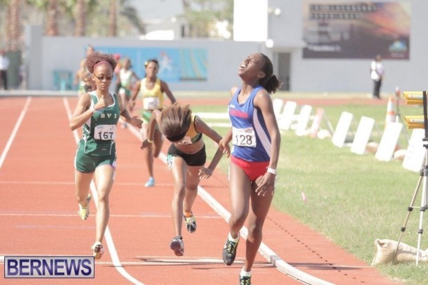 kyrah scraders crossing line 2013 carifta 800m gold