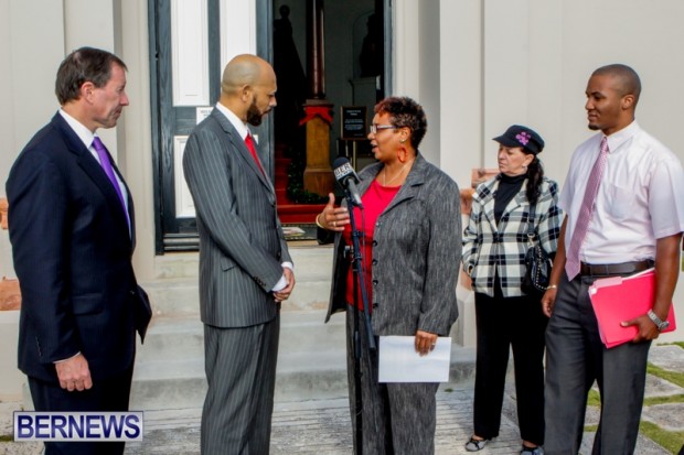 Gina Davis Presents Dog Ban Petition Bermuda, December 13 2013-1