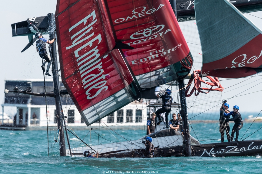 capsizes-at-2016-Chicago-Americas-Cup-on-June-10-7