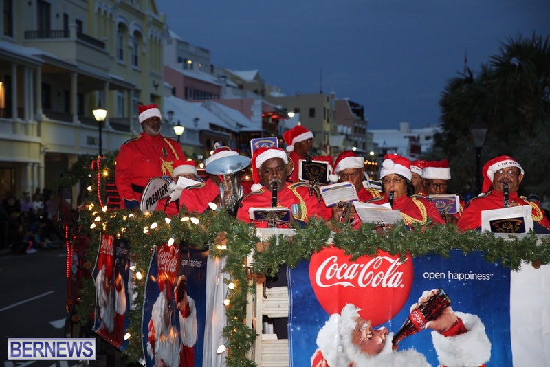 13-2016-Bermuda-Marketplace-Santa-Claus-Parade-17
