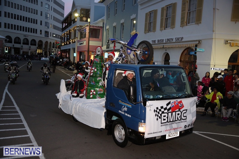28-2016-Bermuda-Marketplace-Santa-Claus-Parade-32