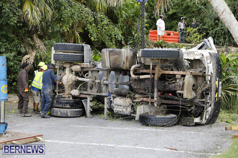 Overturned cement truck Bermuda Nov 21 2017 (14)