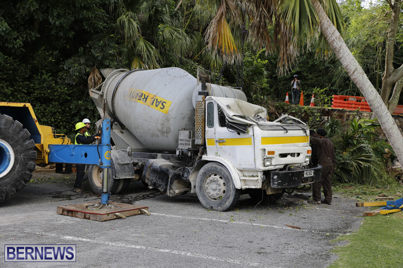 Overturned cement truck Bermuda Nov 21 2017 (21)