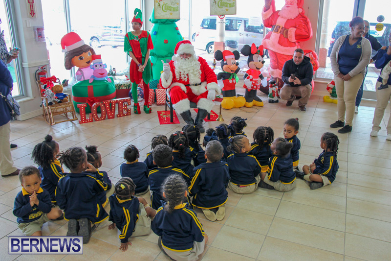 Children-Greet-Santa-At-Airport-Bermuda-November-23-2018-8392