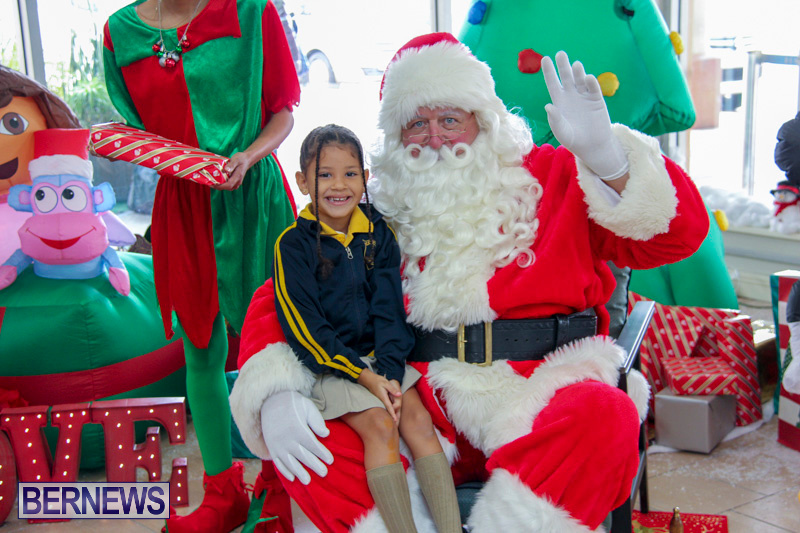 Children-Greet-Santa-At-Airport-Bermuda-November-23-2018-8422
