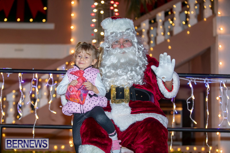 Santa-Claus-visits-St.-George’s-Bermuda-December-1-2018-2267