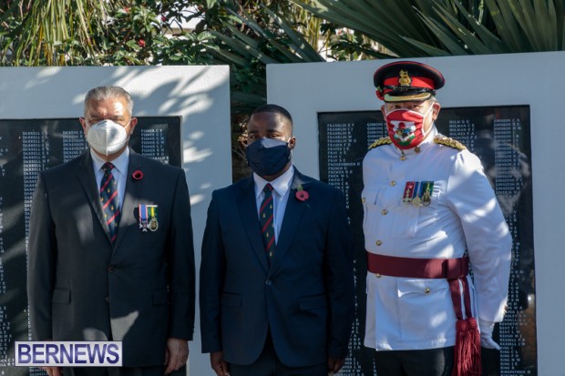 DF wreaths laid War Memorial Bermuda 2020 (1)