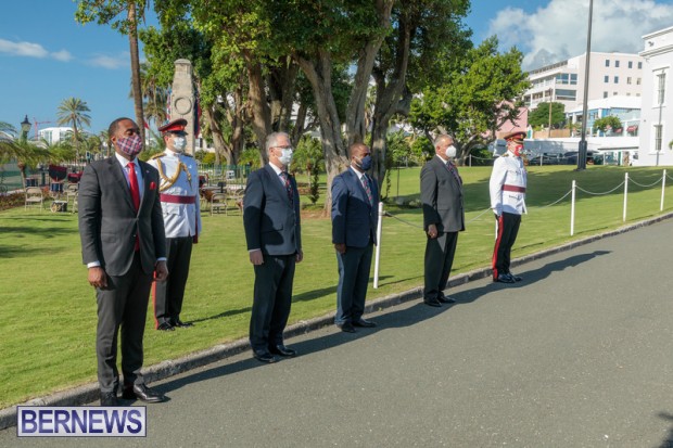 DF wreaths laid War Memorial Bermuda 2020 (2)