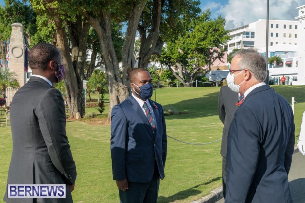 DF wreaths laid War Memorial Bermuda 2020 (3)