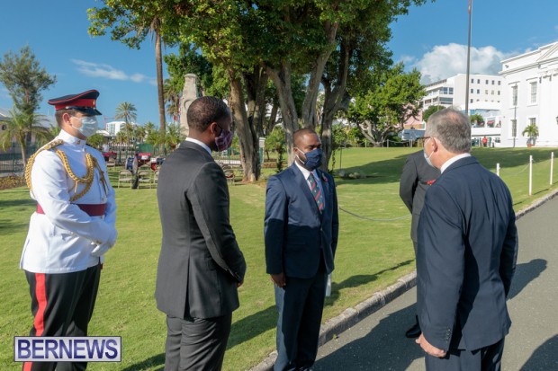 DF wreaths laid War Memorial Bermuda 2020 (4)