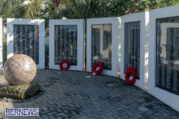 DF wreaths laid War Memorial Bermuda 2020 (5)