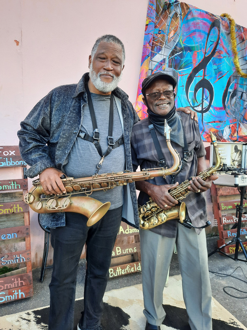 Musicians delight residents and friends of Angle Street Bermuda December 2021 (3)
