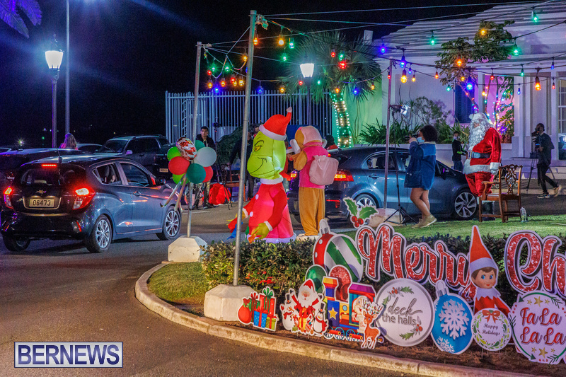 ‘Santa’s Coming to Town Drive-Thru Candy Handout St Georges Bermuda December 2021 DF (10)