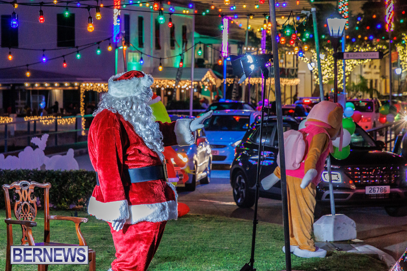 ‘Santa’s Coming to Town Drive-Thru Candy Handout St Georges Bermuda December 2021 DF (7)