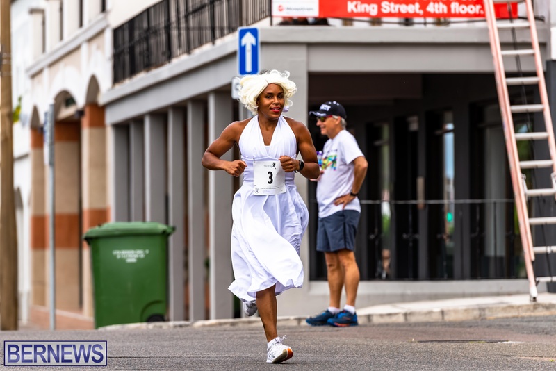 Bermuda You Go Girl relay running race Front Street Hamilton 2022 JS (1)