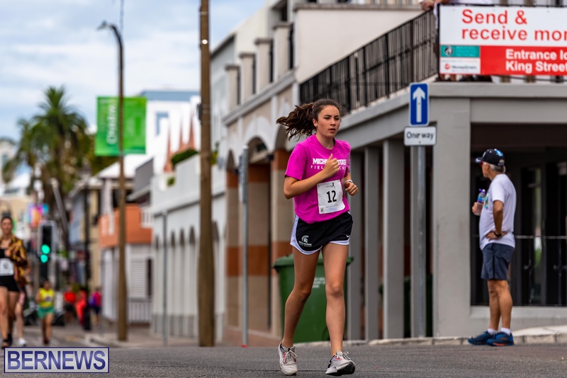Bermuda Hugo Girl Relay Running Race Front Street Hamilton 2022JS (10)
