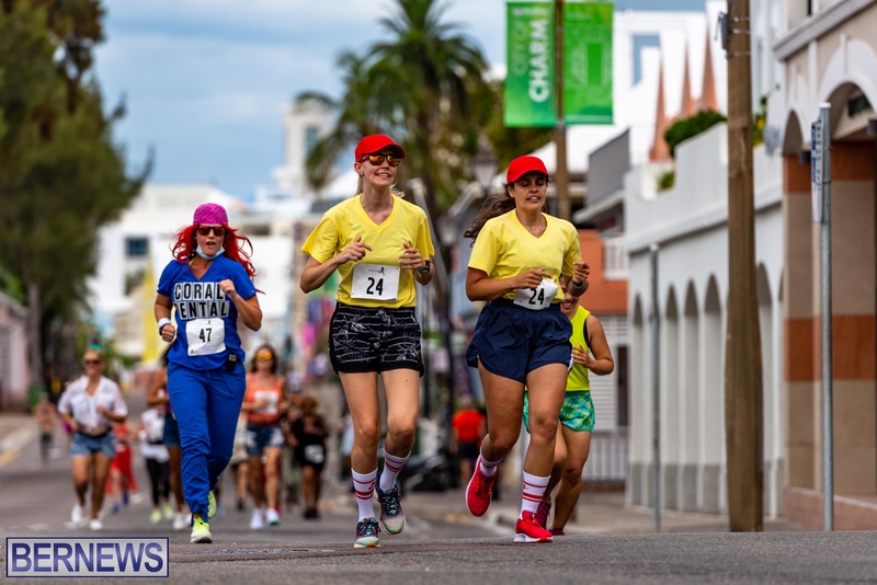 Bermuda Hugo Girl Relay Running Race Front Street Hamilton 2022JS (12)