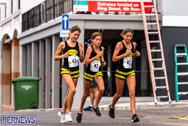 Bermuda Hugo Girl Relay Running Race Front Street Hamilton 2022JS (2)