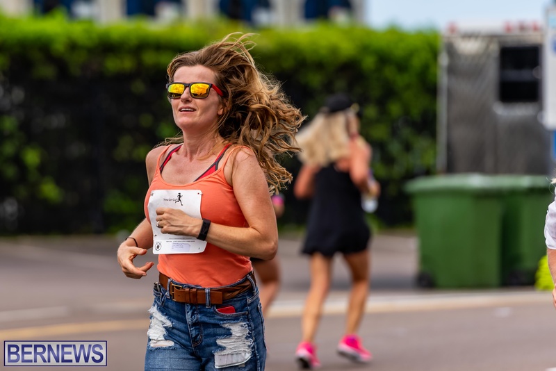 Bermuda Hugo Girl Relay Running Race Front Street Hamilton 2022JS (42)