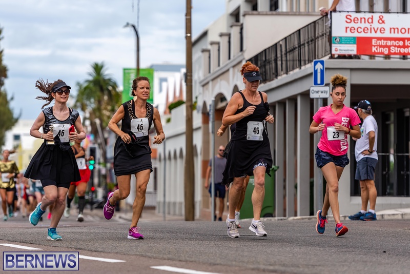 Bermuda Hugo Girl Relay Running Race Front Street Hamilton 2022JS (5)