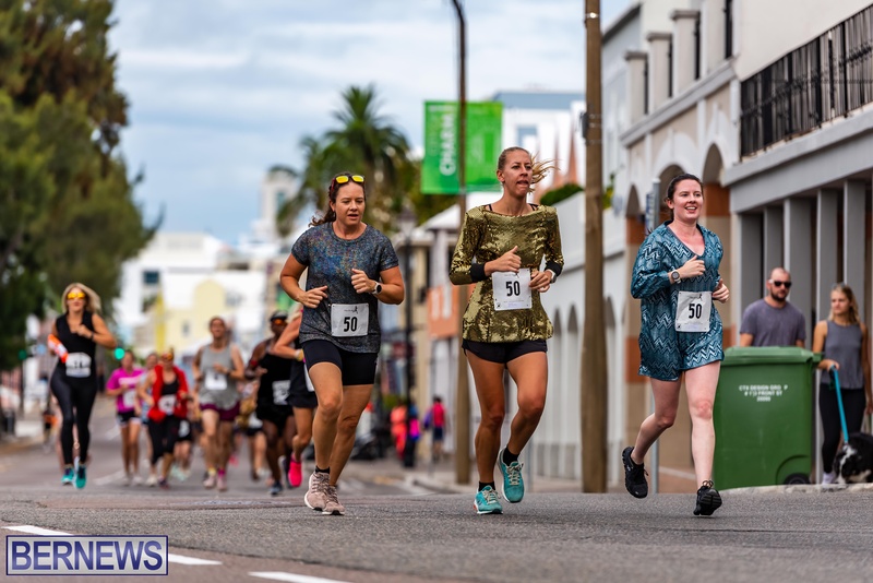 Bermuda Hugo Girl Relay Running Race Front Street Hamilton 2022JS (6)