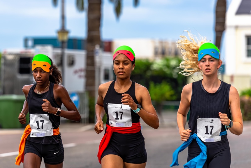 Bermuda Hugo Girl Relay Running Race Front Street Hamilton 2022JS (61)