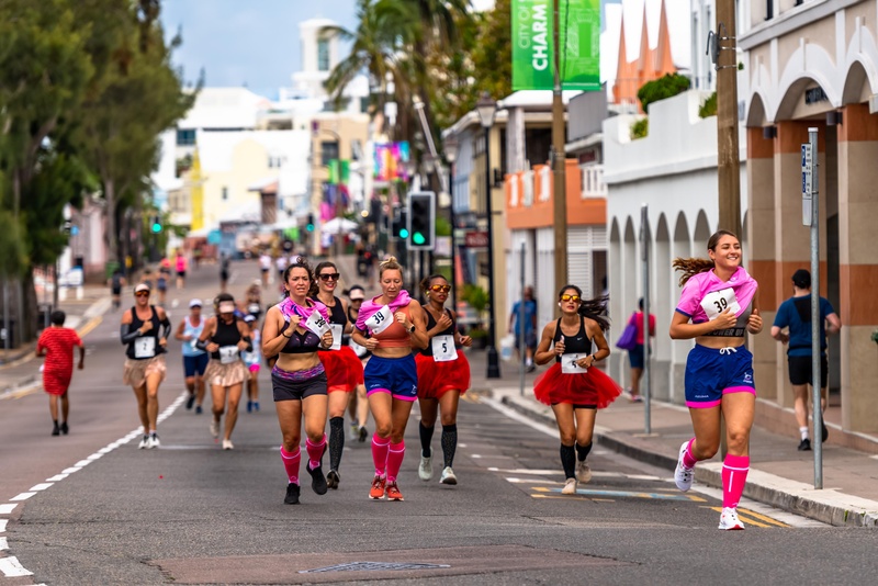 Bermuda Hugo Girl Relay Running Race Front Street Hamilton 2022JS (73)
