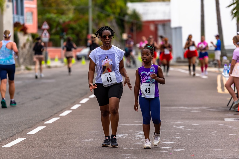 Bermuda Hugo Girl Relay Running Race Front Street Hamilton 2022JS (75)