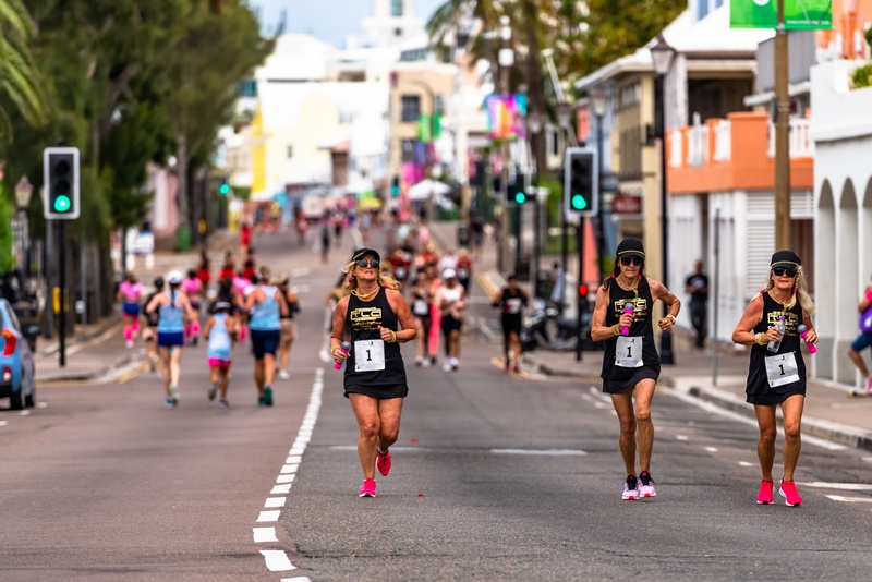 Bermuda You Go Girl relay running race Front Street Hamilton 2022 JS (77)