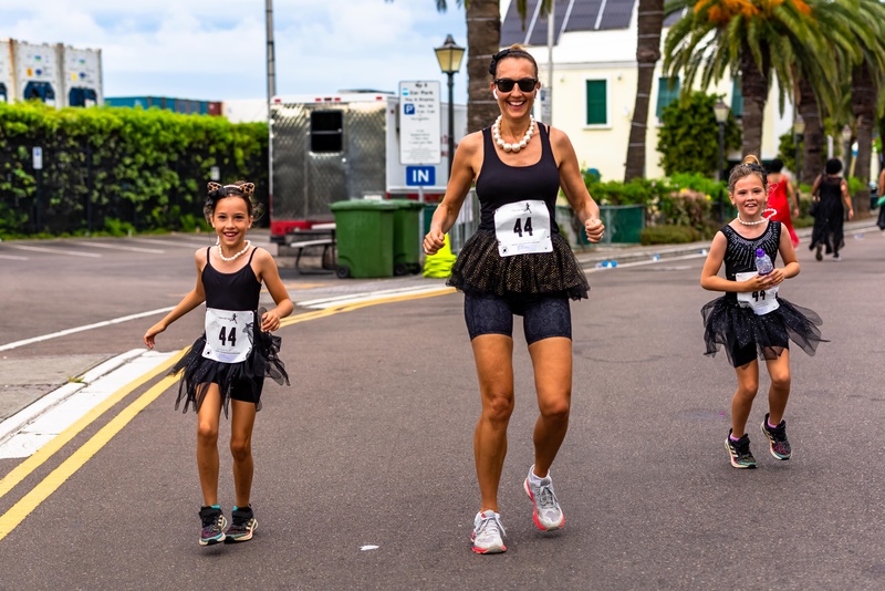 Bermuda Hugo Girl Relay Running Race Front Street Hamilton 2022JS (78)