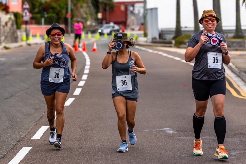 Bermuda Hugo Girl Relay Running Race Front Street Hamilton 2022JS (90)