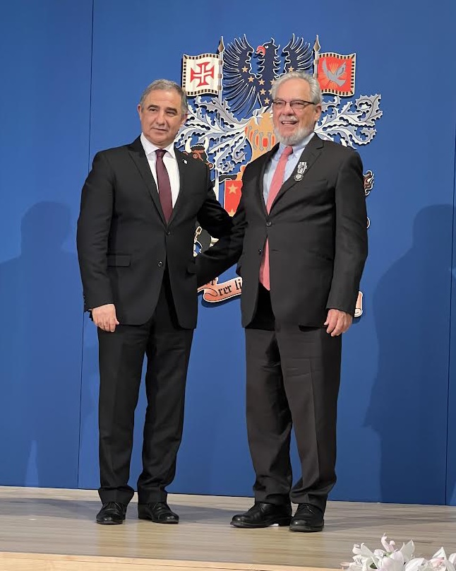Trevor Moniz getting award from President Bolieiro June 2022