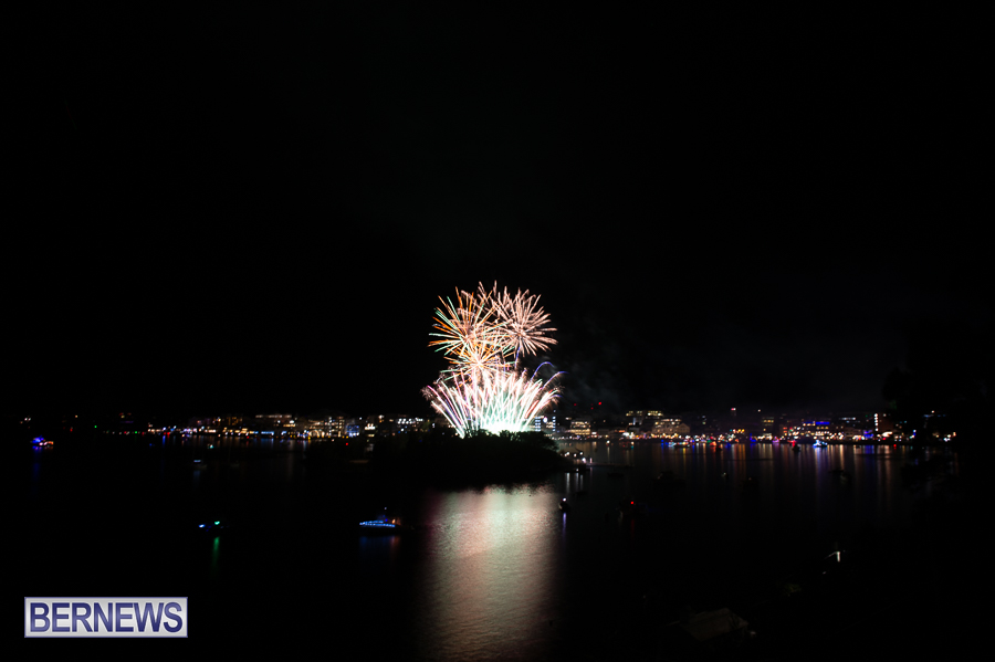Bermuda Fireworks Dec 11 Boat Parade 2022 JM (1)