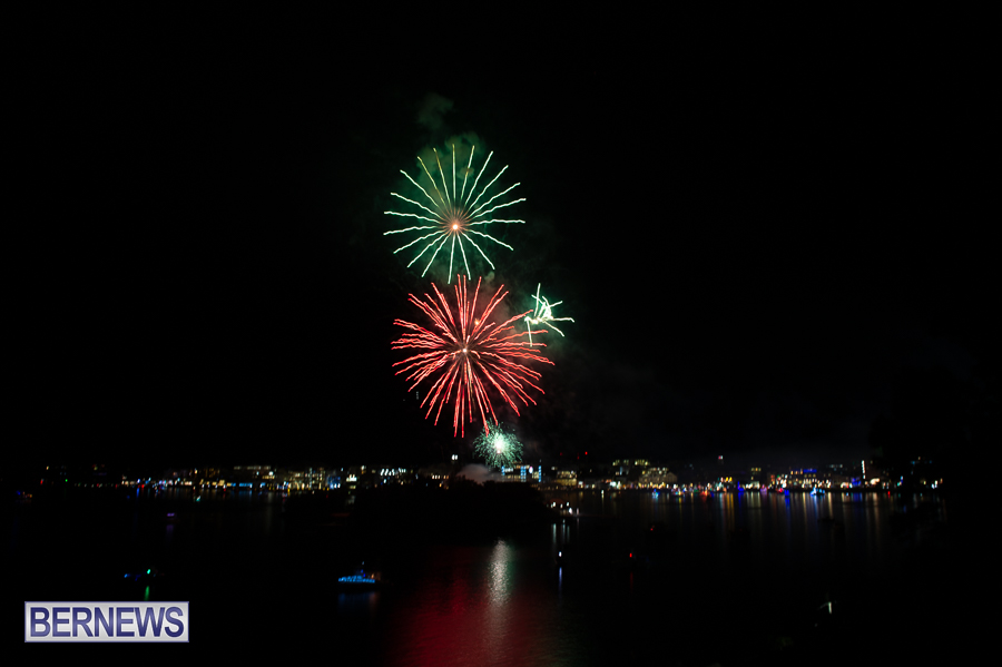 Bermuda Fireworks Dec 11 Boat Parade 2022 JM (16)