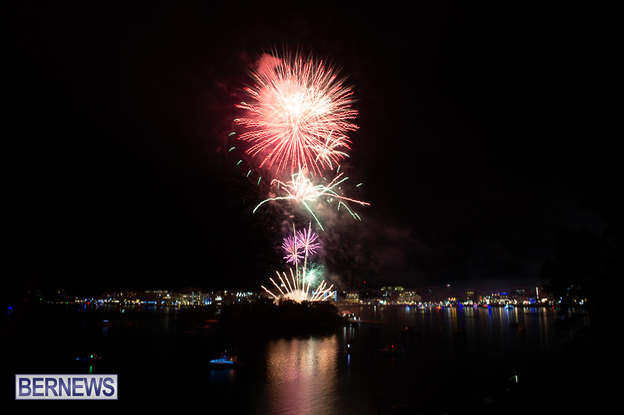 Bermuda Fireworks Dec 11 Boat Parade 2022 JM (17)