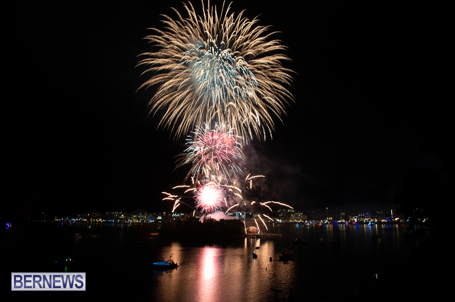 Bermuda Fireworks Dec 11 Boat Parade 2022 JM (18)