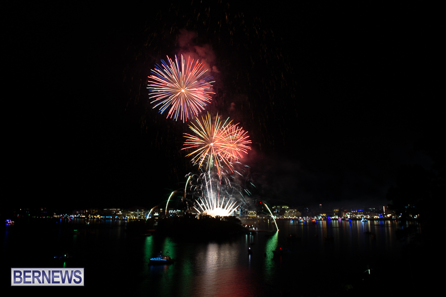 Bermuda Fireworks Dec 11 Boat Parade 2022 JM (20)