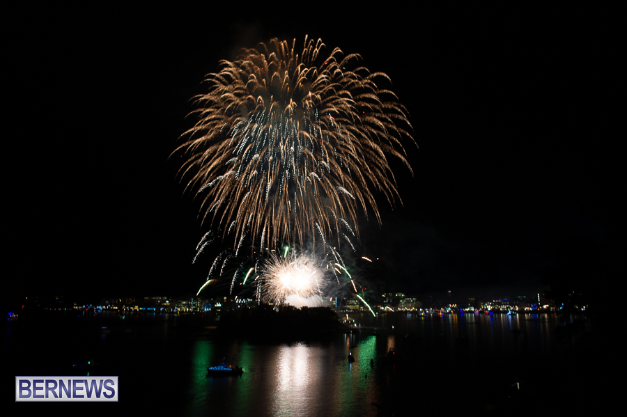 Bermuda Fireworks Dec 11 Boat Parade 2022 JM (26)