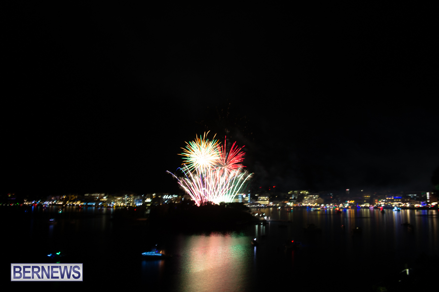 Bermuda Fireworks Dec 11 Boat Parade 2022 JM (3)