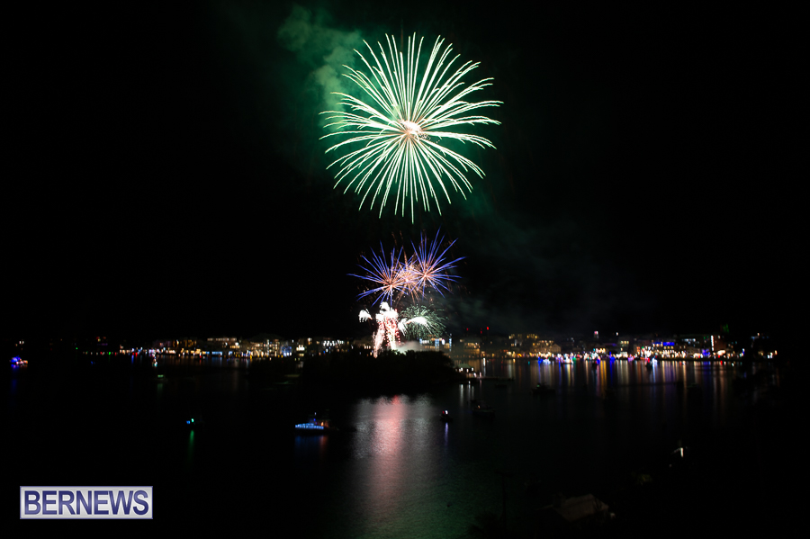 Bermuda Fireworks Dec 11 Boat Parade 2022 JM (30)
