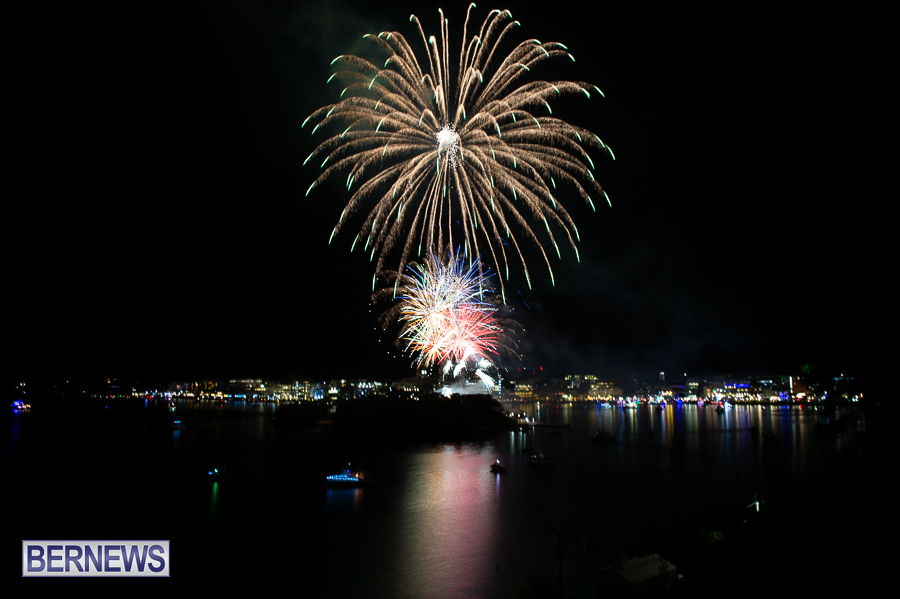 Bermuda Fireworks Dec 11 Boat Parade 2022 JM (32)