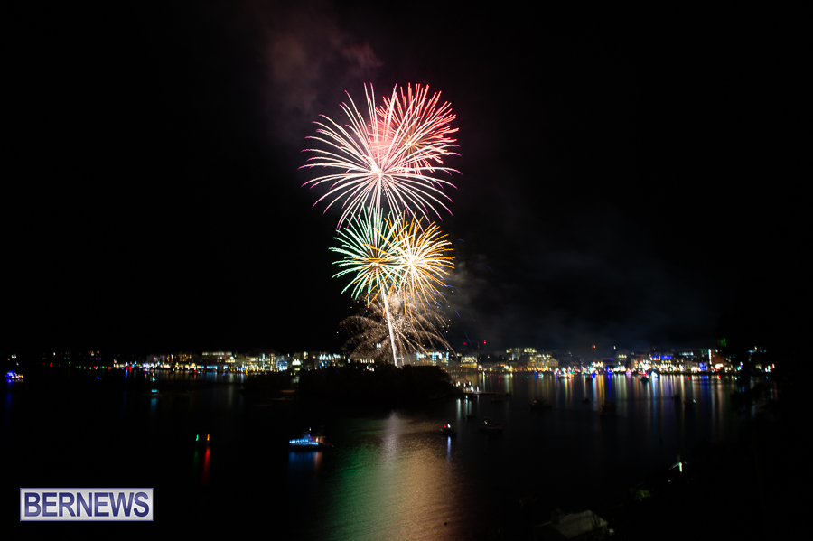 Bermuda Fireworks Dec 11 Boat Parade 2022 JM (37)