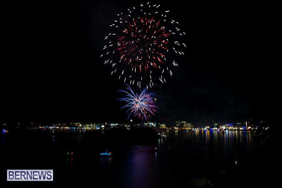 Bermuda Fireworks Dec 11 Boat Parade 2022 JM (38)