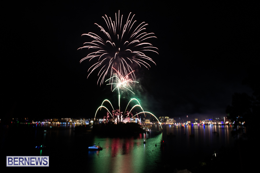 Bermuda Fireworks Dec 11 Boat Parade 2022 JM (9)