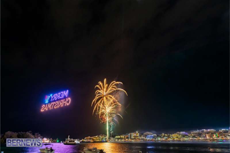 2025 MarketPlace Christmas Fireworks & Drone Show Bermuda Dec 2025 (10)