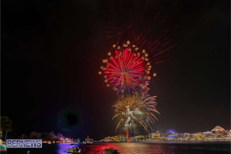 2025 MarketPlace Christmas Fireworks & Drone Show Bermuda Dec 2025 (11)