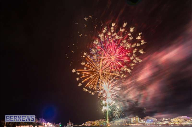 2025 MarketPlace Christmas Fireworks & Drone Show Bermuda Dec 2025 (12)