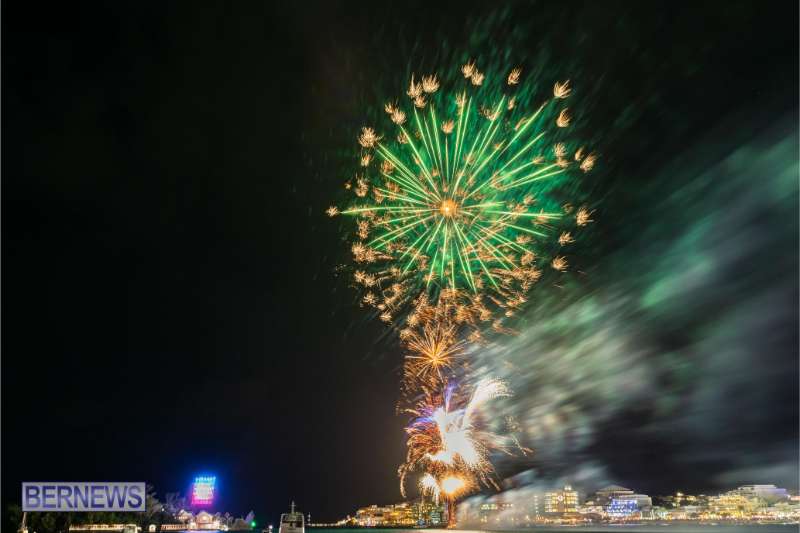 2025 MarketPlace Christmas Fireworks & Drone Show Bermuda Dec 2025 (13)