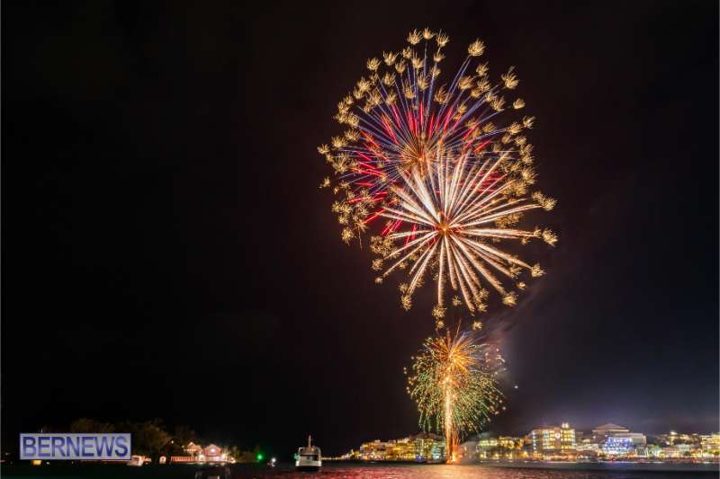 2025 MarketPlace Christmas Fireworks & Drone Show Bermuda Dec 2025 (14)