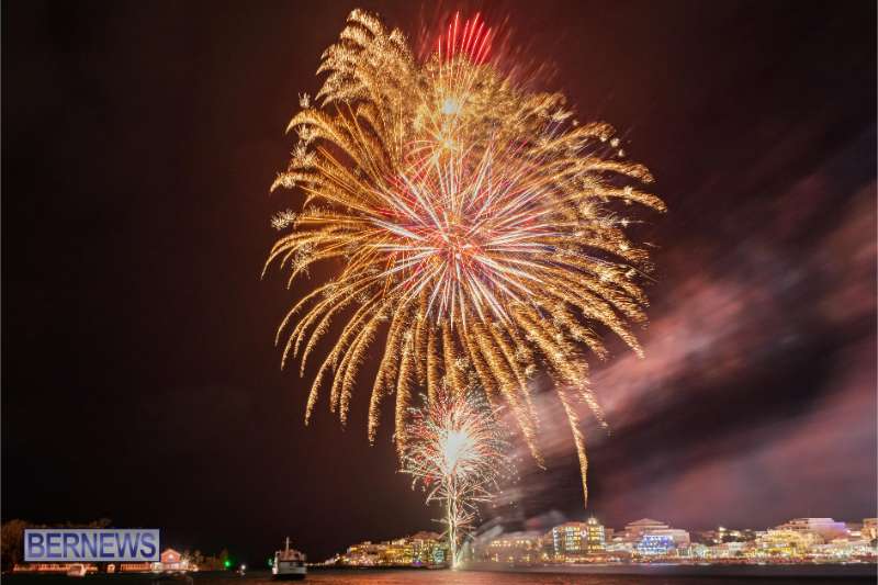 2025 MarketPlace Christmas Fireworks & Drone Show Bermuda Dec 2025 (15)